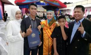 Keluarga Wisudawan Terbaik