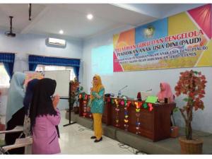 Pelatihan Guru dan Pengelola PAUD  : Dr. Hj. Chunsa Arifah, M.Pd.I.  