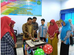 Potong tumpeng oleh Soni Samsu Rizal, S.Pd.I, M.Pd.I. (Ketua Prodi PIAUD) 