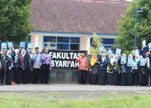 Mahasiswa Fakultas Syari`ah Merayakan Kelulusan