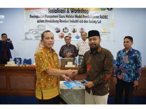 Sosialisasi dan Workshop Peningkatan Kompetensi Guru Melalui Model Pembelajaran RADEC dalam Mendukung Revolusi Industri 4.0 dan Society 5.0