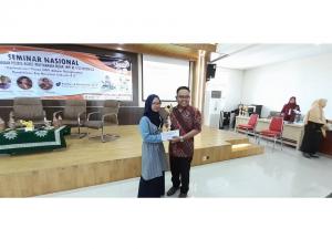 Nida Shofia Zulfa mahasiswa PGMI semester 7 Juara 2 Cipta Puisi Tingkat Nasional di Sidoarjo yang dirangkai dengan Mubes Ikatan Mahasiswa PGMI (IMPI) se Indonesia
