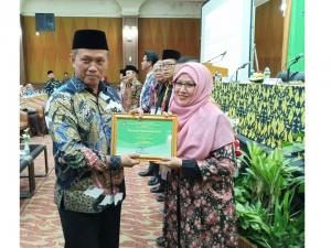 Rektor IAID Menerima Piagam: Peringkat Terbaik I Se Wilayah II Jawa Barat dan Banten 